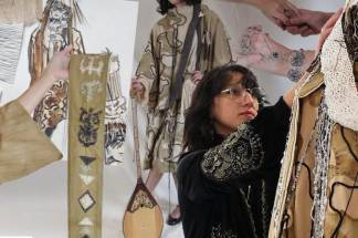 Девушка из Испании изучает историю казахов через орнамент на одежде