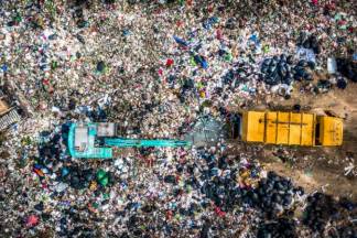 «Мы продолжаем закапывать мусор в землю»: Олжас Бектенов – о переработке отходов в Казахстане