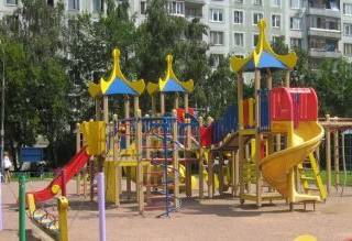 Мать, оставившую ребёнка на детской площадке, оштрафовали в Павлодаре