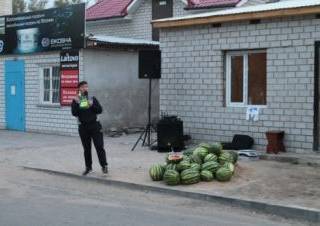 Павлодарский поющий продавец арбузов стал героем соцсетей