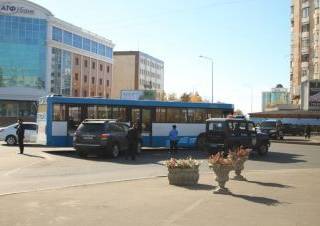 Внедорожник столкнулся с автобусом в Павлодаре