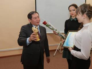 В Павлодаре наградили школьников за лучшие сочинения про президента