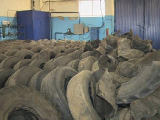 Тротуарную плитку из изношенных автомобильных шин производят в Павлодаре