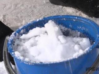 Жители частного сектора на Втором Павлодаре вынуждены топить снег