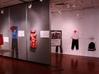 Выставка о переживших сексуальное насилие «Во что ты была одета?» открылась в Павлодаре