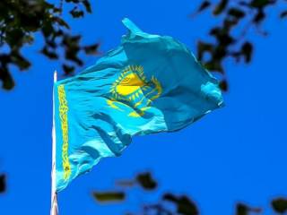 Флаг Казахстана использовали в качестве мешка для мусора. Что случилось?