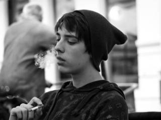 Скидываются целым классом: Эпидемия курящих детей в Казахстане