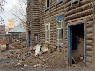 В Павлодаре начали сносить один из самых старых и ветхих домов города в Затонском микрорайоне