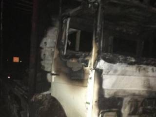 На трассе Ленинский-Аксу сгорел грузовик с бытовой техникой