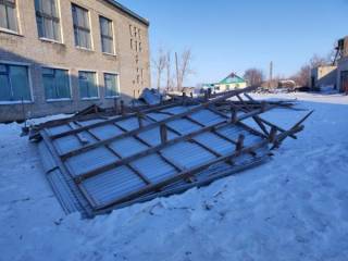 Ураганом сорвало крышу со школы в Железинском районе