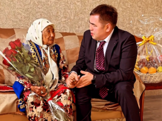Хасар Хабылбеков навестил двух павлодарских долгожительниц в День пожилых людей