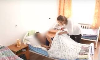 В Актобе волонтеры спасли девушку-инвалида, которая 2 дня голодала в запертой квартире
