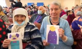Поздравления павлодарских волонтеров растрогали пенсионеров до слез
