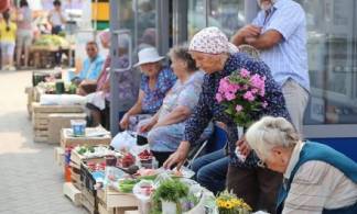 Больше половины казахстанцев вынуждены работать на пенсии