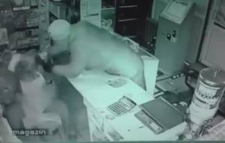 Жестокое нападение на продавца магазина попало на видео в Павлодарe