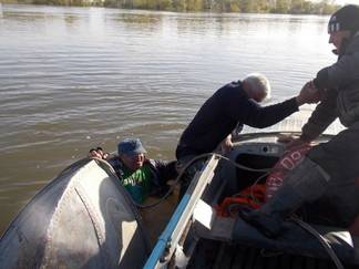 В Иртышском районе Павлодарской области вытащили из реки двух рыбаков