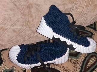 Умелица из Экибастуза вяжет обувь для женщин и детей