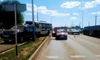 Инсульт у водителя: автобус протаранил несколько машин в Актобе