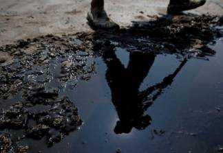 В Павлодаре уже семь месяцев не могут найти предприятие, сливающее в землю нефтяные отходы