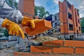 В Павлодаре на месте обрушившегося год назад дома начали новую стройку, и снова с нарушениями