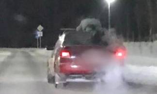 В Павлодаре наказан водитель за перевозку знакомого на крыше своего авто