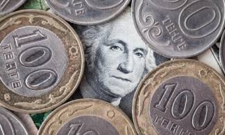По 400 с лишним тенге продавали доллары в некоторых пунктах обмена валют в Павлодаре