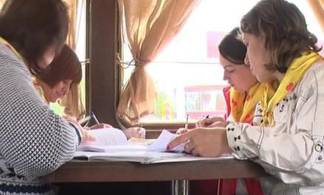 Воспитатели детских садов в трамвае осваивают методики изучения казахского языка