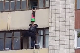 В Павлодаре шестилетняя девочка повисла на карнизе балкона пятого этажа