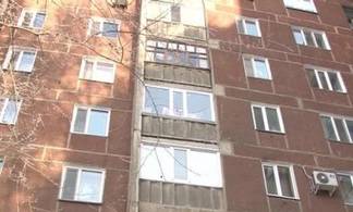 Восемь квартир в доме по Естая три года страдали из-за соседки