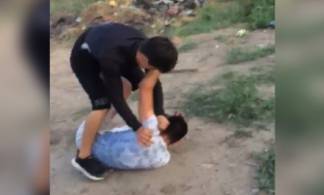 Бил ногами и прыгал на голову: полицейские установили участников жестокой драки в Павлодаре