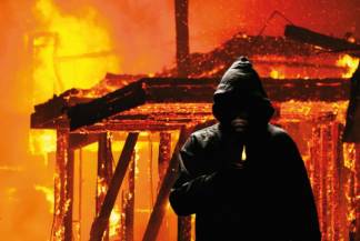Жители целого города живут в страхе из-за поджигательницы домов
