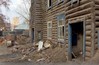 В Павлодаре начали сносить один из самых старых и ветхих домов города в Затонском микрорайоне
