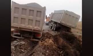 Асфальт провалился под грузовиками в Карагандинской области