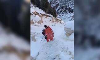 Мужчина, которого искали в горах двое суток, умер во время спуска