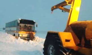 Десятки автомобилей оказались в снежном плену на трассе в Павлодарской области