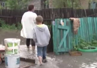 В Павлодаре после проливных дождей в воде оказались почти две сотни домов