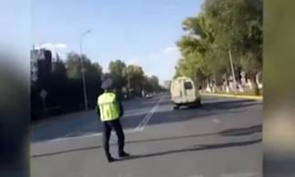 В Уральске полицейский разбил жезл об инкассаторскую машину
