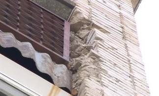 В Павлодаре кирпичи и железные балки падают с последних этажей многоэтажки