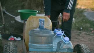 Жизнь на окраине Алматы: Вода с паразитами и улица с окопами