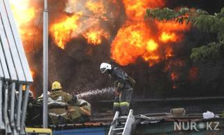 Во время тушения пожара в Алматы произошло несколько вспышек и взрывов