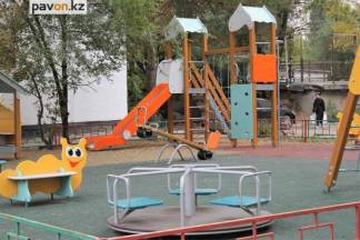 В павлодарских дворах ставят последние запланированные ранее 30 детских площадок