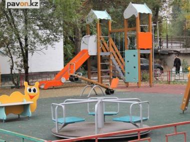 В павлодарских дворах ставят последние запланированные ранее 30 детских площадок