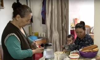 Пенсионерка с четырьмя внуками живет в подземном паркинге Алматы: история получила продолжение