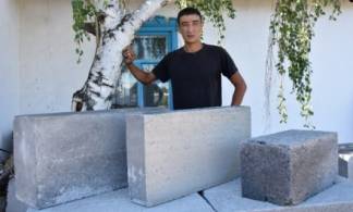 Житель Актогая обеспечивает сельчан стройматериалами собственного производства