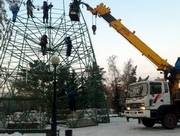 В Павлодаре начали монтировать новогоднюю елку