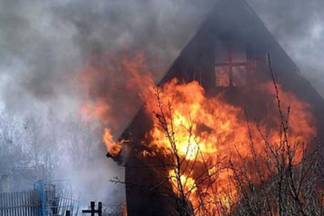 В Павлодаре горели сразу несколько участков в садоводстве «Металлург»