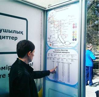 Павлодарские остановки начали оснащать стикерами о движении общественного транспорта