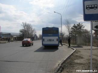 В Павлодаре знак перехода для  пешеходов установлен в несоответствующем стандартам месте