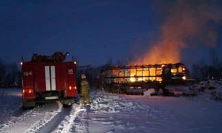 В Павлодарской области на пожаре пострадало два человека и сгорели две машины