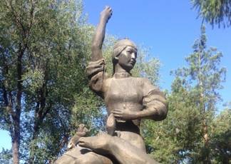 В Талдыкоргане со скульптуры Акын Сара украли домбру